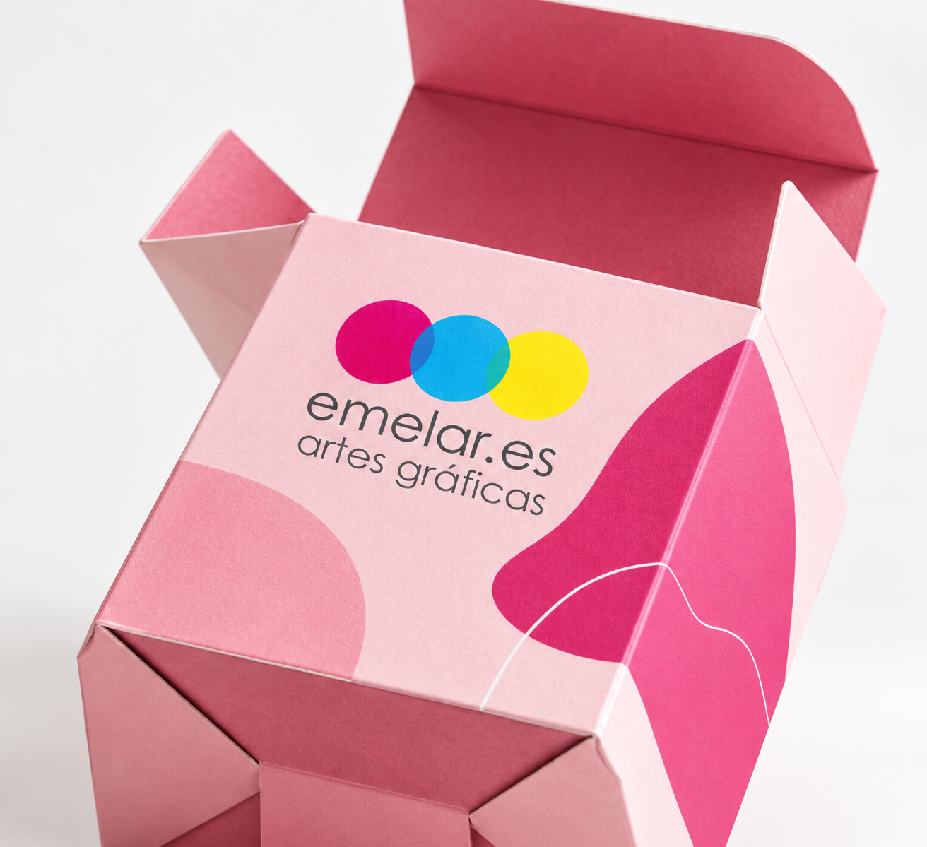 Caja plegable rosa con solapas abiertas y diseño impreso de EMELAR